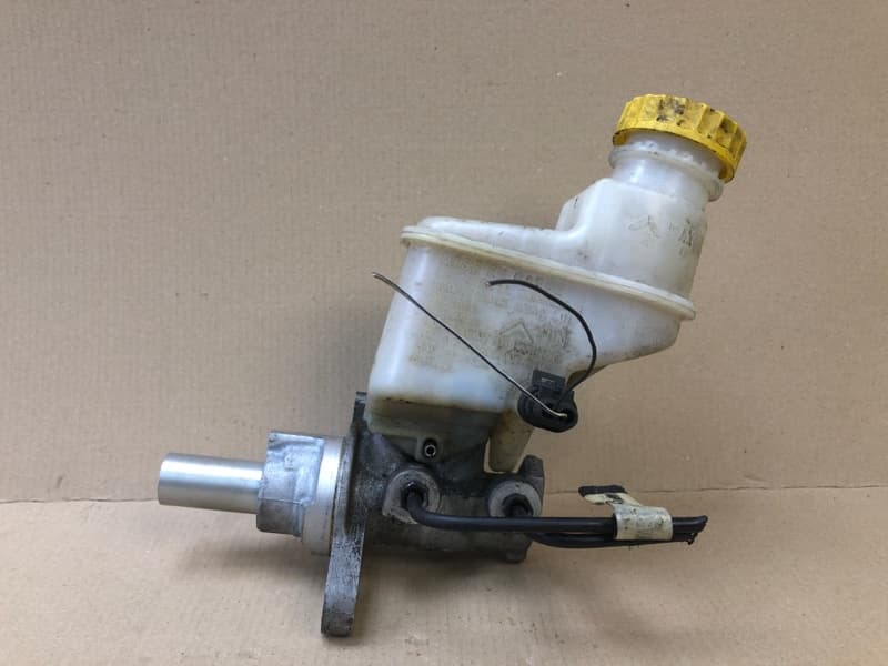 Головний гальмівний циліндр