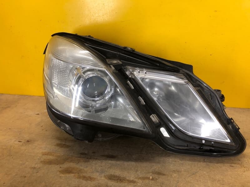 Фара права